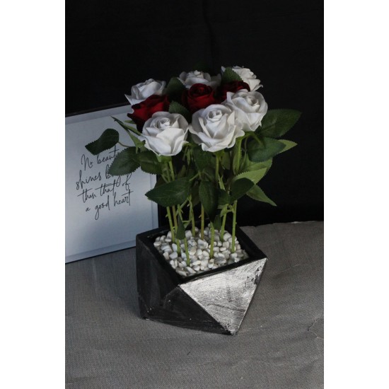 Saksı Çiçek Gümüş Gölgeli Taş Saksı Kırmızı & Beyaz Güller 9 Adet Yapaylar
