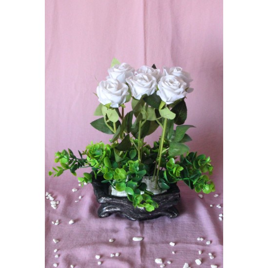 Saksı Gümüş Gölgeli Saksı Özel Model Beyaz Güller 6 Adet Yapaylar Yeşilliklerle Çevrili