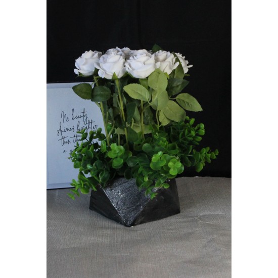 Saksı Çiçek Gümüş Gölgeli Taş Saksı Beyaz Güller 9 Adet Yapaylar Yeşilliklerle Çevrili