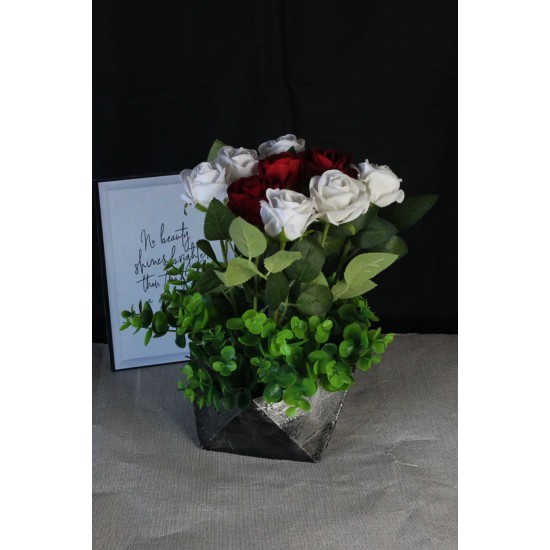 Saksı Çiçek Gümüş Gölgeli Taş Kırmızı & Beyaz Güller 9 Adet Yapaylar Yeşilliklerle Çevrili