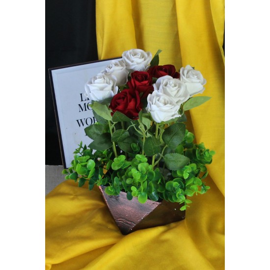 Sevgiliye Kırmızı & Beyaz Güller 9 Adet Yapay Taş Rose Gölgeli Saksı Yeşil Çiçeklerle Çevrili Hediye