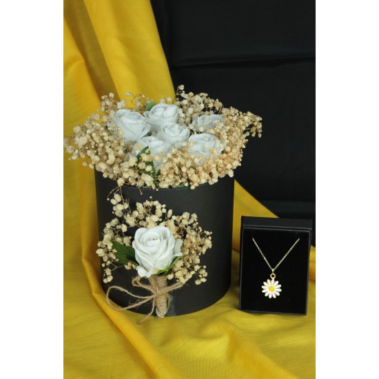 Güller Dolusu Beyaz Kutu & Çipsolarla Sarmalı Papatya Kolye Altın Kaplama Sevgiliye Hediye