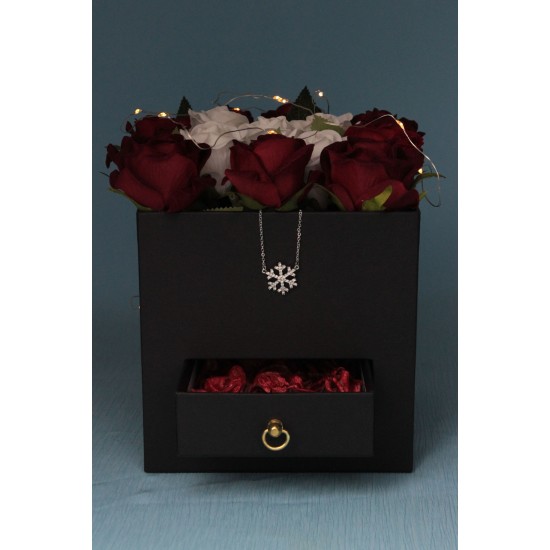 Kırmızı ve Beyaz Güller 15 Adet Kutu Dolusu Siyah Çekmeceli & Kar Tanesi Kolye Sevgiliye Hediye