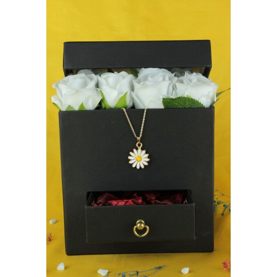 Beyaz Güller 15 Adet Siyah Kare Kutu Dolusu Çekmeceli & Papatya Kolye Altın Kaplama Sevgiliye Hediye