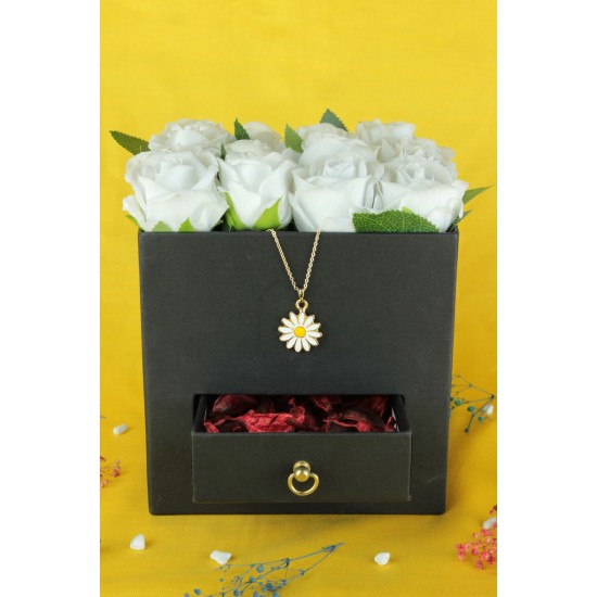 Beyaz Güller 15 Adet Siyah Kare Kutu Dolusu Çekmeceli & Papatya Kolye Altın Kaplama Sevgiliye Hediye