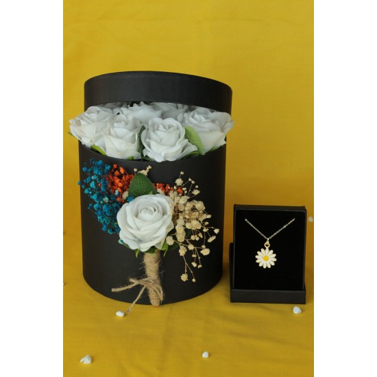 Kutu Dolusu Beyaz Güller & Çipsolarla Sarmalı Papatya Kolye Altın Kaplama Sevgiliye Hediye