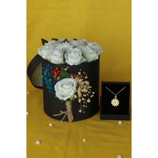 Kutu Dolusu Beyaz Güller & Çipsolarla Sarmalı Papatya Kolye Altın Kaplama Sevgiliye Hediye