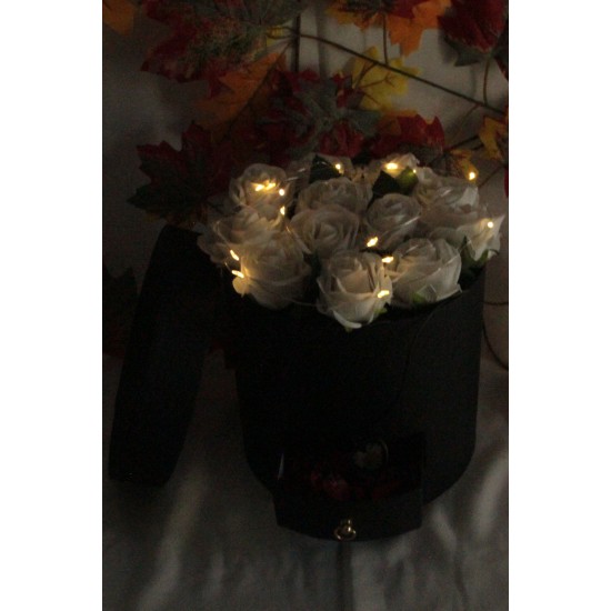 Beyaz Güller Kutu Dolusu 13 Adet Papatya Kolye Vintega Kalpli Led Işıklı Set Hediye